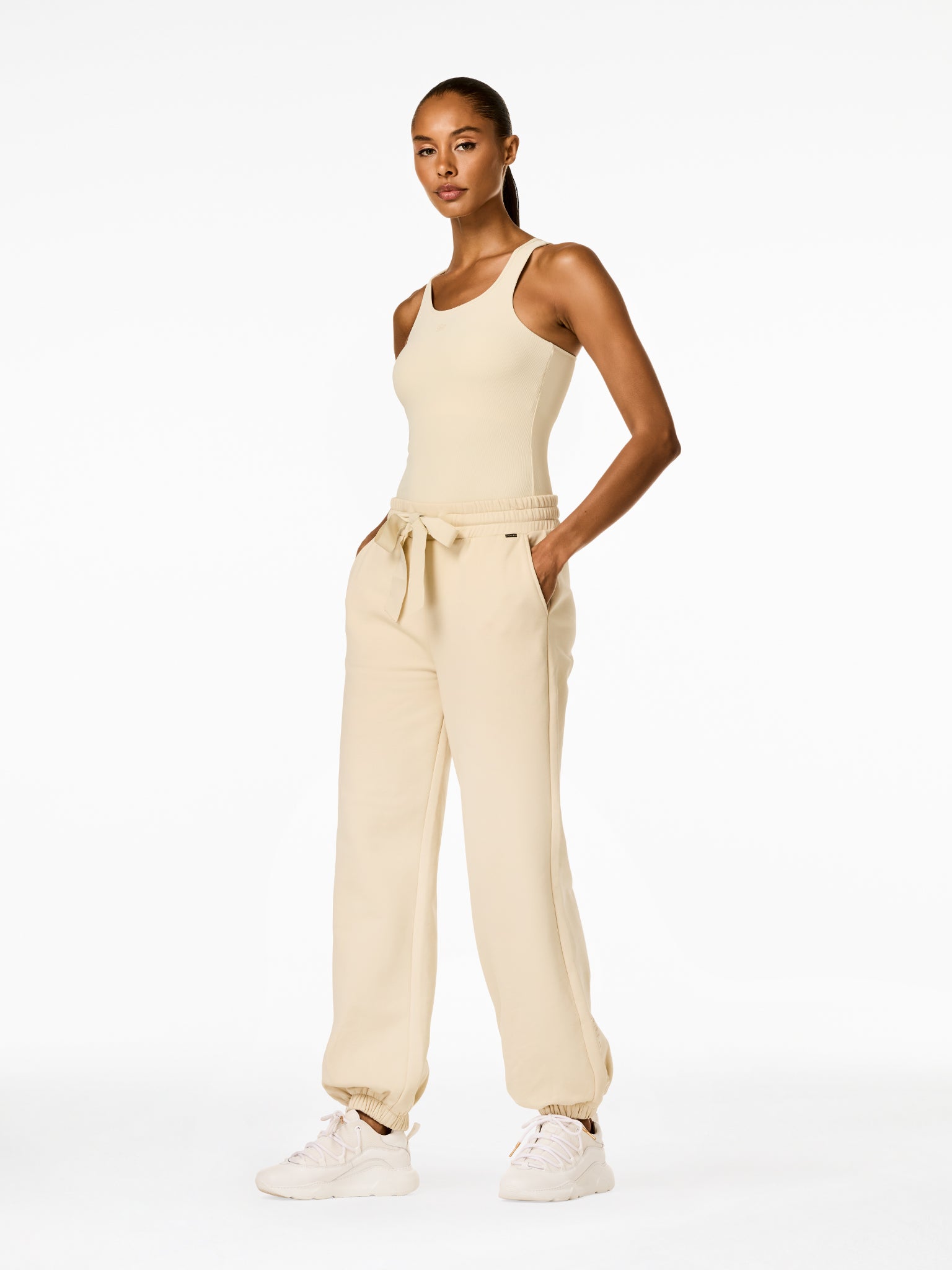 Manon Tank With Bra Champagne Outfit